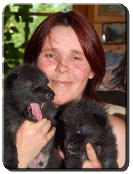 Tatjana Schneider mit den kanadischen Wolfswelpen